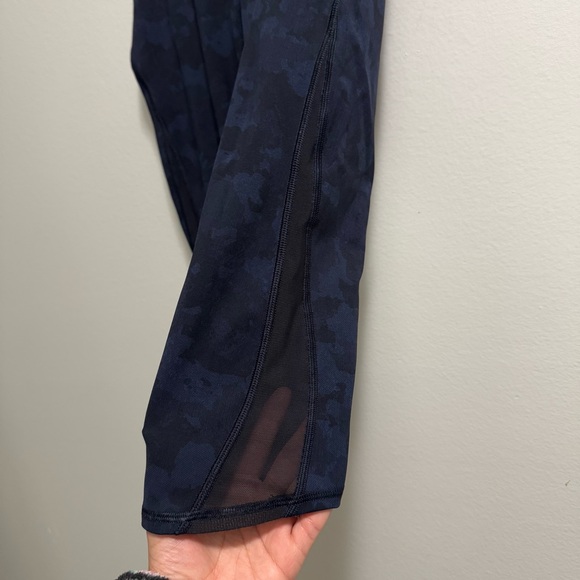 Lululemon Train Times Crop Legging 17” Camo Midnight Navy/ Black Size 6 - Picture 6 of 11
